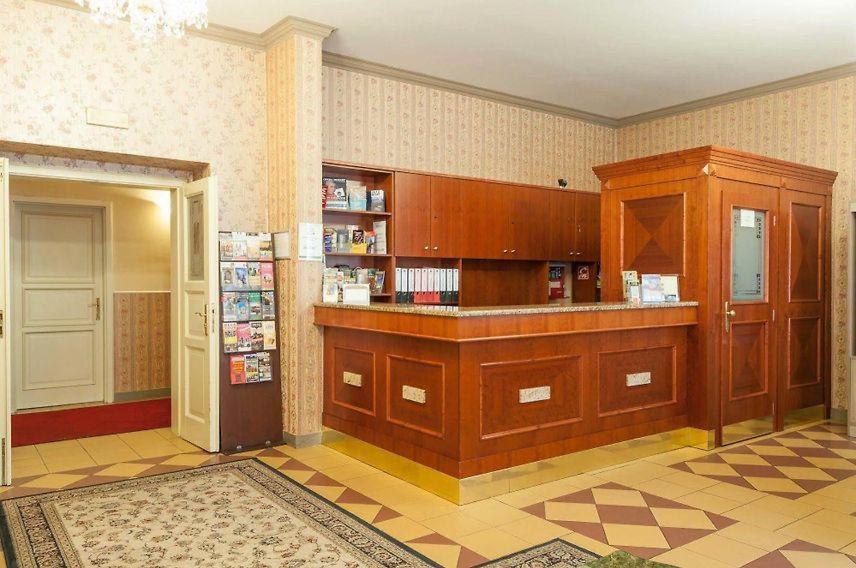 Hotel Raffaello Прага Екстериор снимка